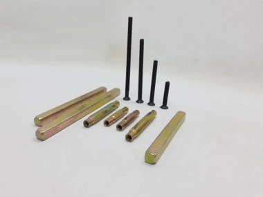 mekanik ve elektrik kapı kolu ve beyaz izolasyon arka planındaki bileşenleri