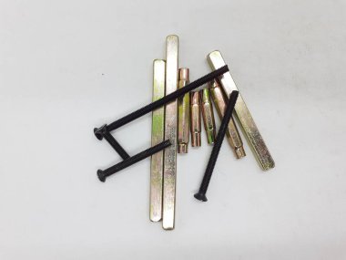 mekanik ve elektrik kapı kolu ve beyaz izolasyon arka planındaki bileşenleri