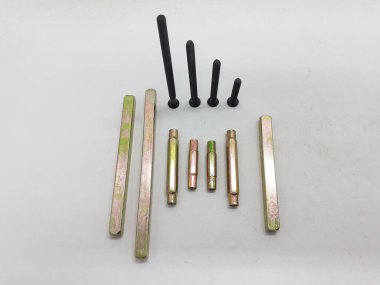 mekanik ve elektrik kapı kolu ve beyaz izolasyon arka planındaki bileşenleri