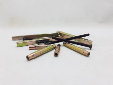 mekanik ve elektrik kapı kolu ve beyaz izolasyon arka planındaki bileşenleri