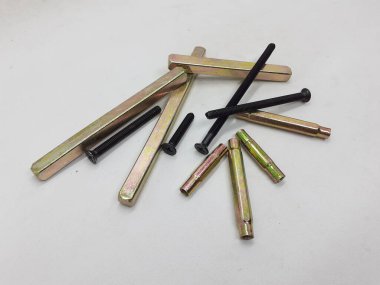 mekanik ve elektrik kapı kolu ve beyaz izolasyon arka planındaki bileşenleri