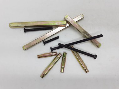 mekanik ve elektrik kapı kolu ve beyaz izolasyon arka planındaki bileşenleri