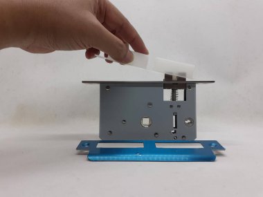 mekanik ve elektrik kapı kolu ve beyaz izolasyon arka planındaki bileşenleri