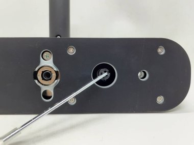 mekanik ve elektrik kapı kolu ve beyaz izolasyon arka planındaki bileşenleri
