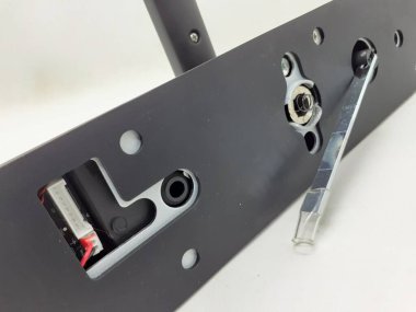 mekanik ve elektrik kapı kolu ve beyaz izolasyon arka planındaki bileşenleri