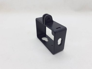 Beyaz izolasyon arka planında aksesuarları olan küçük siyah ve gri bir kamera.