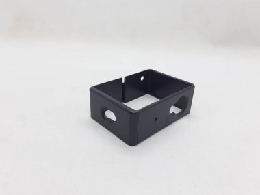 Beyaz izolasyon arka planında aksesuarları olan küçük siyah ve gri bir kamera.