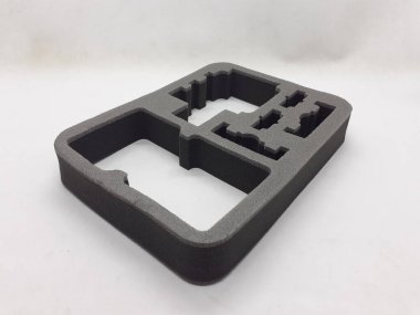 Beyaz izolasyon arka planında aksesuarları olan küçük siyah ve gri bir kamera.