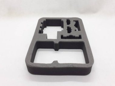 Beyaz izolasyon arka planında aksesuarları olan küçük siyah ve gri bir kamera.