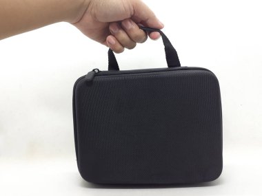 Beyaz izolasyon arka planında aksesuarları olan küçük siyah ve gri bir kamera.