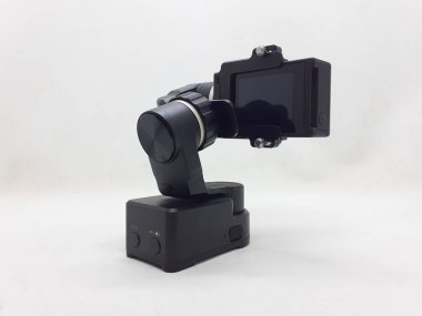 Beyaz izolasyon arka planında aksesuarları olan küçük siyah ve gri bir kamera.