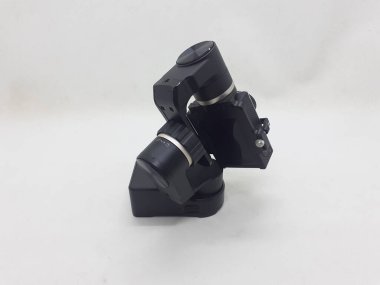 Beyaz izolasyon arka planında aksesuarları olan küçük siyah ve gri bir kamera.