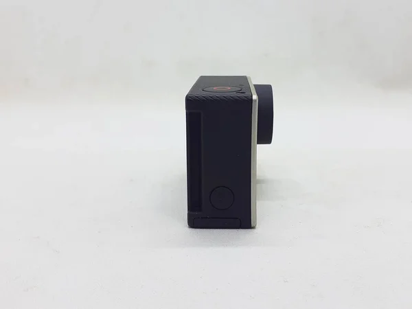 白色隔离背景下的一个带有附件的黑色和灰色小动作相机 — 图库照片
