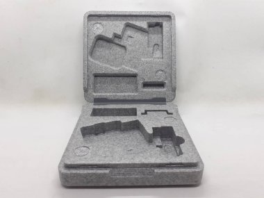 Beyaz izolasyon arka planında aksesuarları olan küçük siyah ve gri bir kamera.