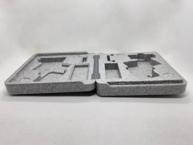 Beyaz izolasyon arka planında aksesuarları olan küçük siyah ve gri bir kamera.