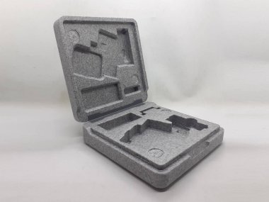 Beyaz izolasyon arka planında aksesuarları olan küçük siyah ve gri bir kamera.