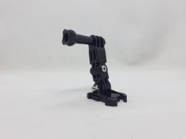 Beyaz izolasyon arka planında aksesuarları olan küçük siyah ve gri bir kamera.