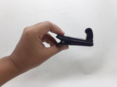 Beyaz izolasyon arka planında aksesuarları olan küçük siyah ve gri bir kamera.