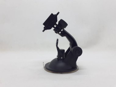 Beyaz izolasyon arka planında aksesuarları olan küçük siyah ve gri bir kamera.