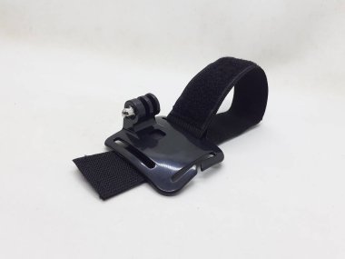 Beyaz izolasyon arka planında aksesuarları olan küçük siyah ve gri bir kamera.