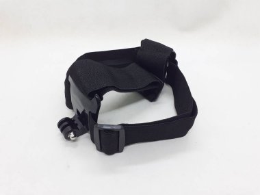 Beyaz izolasyon arka planında aksesuarları olan küçük siyah ve gri bir kamera.