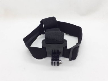 Beyaz izolasyon arka planında aksesuarları olan küçük siyah ve gri bir kamera.