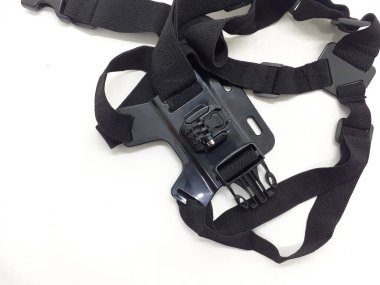 Beyaz izolasyon arka planında aksesuarları olan küçük siyah ve gri bir kamera.