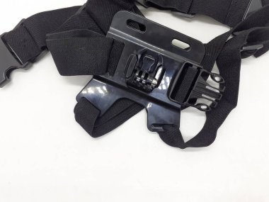 Beyaz izolasyon arka planında aksesuarları olan küçük siyah ve gri bir kamera.