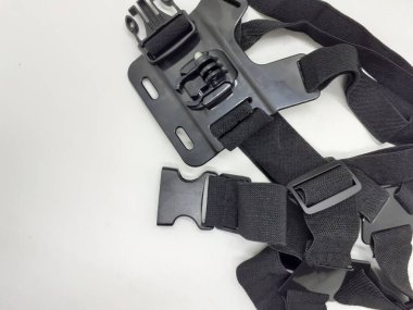 Beyaz izolasyon arka planında aksesuarları olan küçük siyah ve gri bir kamera.