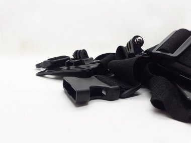 Beyaz izolasyon arka planında aksesuarları olan küçük siyah ve gri bir kamera.