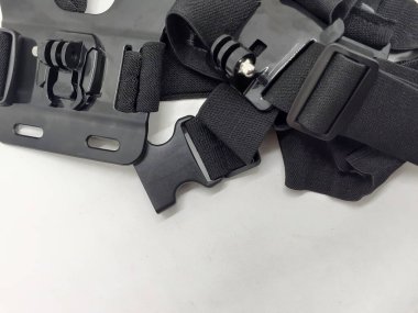 Beyaz izolasyon arka planında aksesuarları olan küçük siyah ve gri bir kamera.