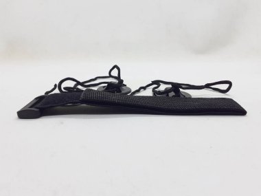 Beyaz izolasyon arka planında aksesuarları olan küçük siyah ve gri bir kamera.