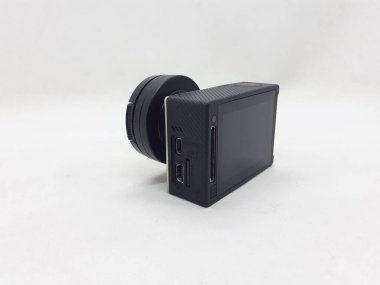 Beyaz izolasyon arka planında aksesuarları olan küçük siyah ve gri bir kamera.