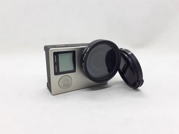Eine Kleine Schwarz Graue Action Kamera Mit Zubehör Auf Weißem Stockfoto
