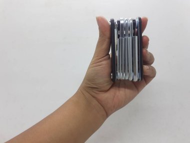 Kurulum için gerekli tüm aksesuarlar ve araçlarla bisiklet için vites değiştirici ve makara