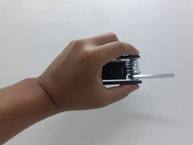 Kurulum için gerekli tüm aksesuarlar ve araçlarla bisiklet için vites değiştirici ve makara