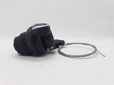 Beyaz izolasyon arka planında araçları ve aksesuarları olan bisiklet için vites ve makara