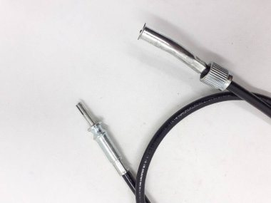 Beyaz izolasyon arka planında araçları ve aksesuarları olan bisiklet için vites ve makara