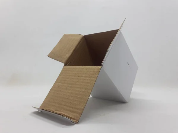 Małe Białe Składane Pudełka Papierowe Białym Tle Izolacji — Zdjęcie stockowe