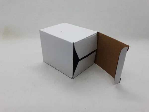 白色隔离背景的白色可折叠小纸盒 — 图库照片