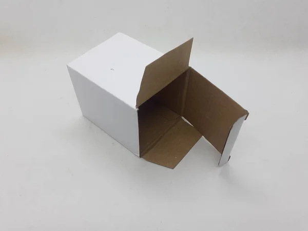 Małe Białe Składane Pudełka Papierowe Białym Tle Izolacji — Zdjęcie stockowe