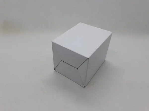 Une Petite Boîte Papier Pliable Blanc Dans Fond Isolement Blanc — Photo