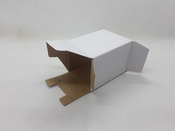 白い分離の背景に小さな白い折りたたみ式の紙箱 — ストック写真