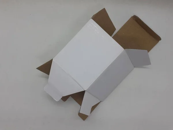 白色隔离背景的白色可折叠小纸盒 — 图库照片
