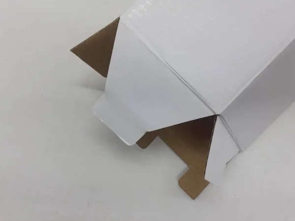 Une Petite Boîte Papier Pliable Blanc Dans Fond Isolement Blanc — Photo