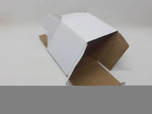 Piccolo Bianco Scatole Carta Pieghevoli Sfondo Bianco Isolamento — Foto Stock