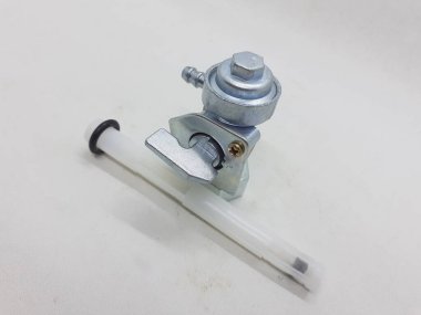 Debriyaj kolu, yakıt pompası ve beyaz izolasyon arka planında birden fazla motosiklet parçası