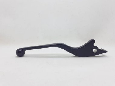 Debriyaj kolu, yakıt pompası ve beyaz izolasyon arka planında birden fazla motosiklet parçası