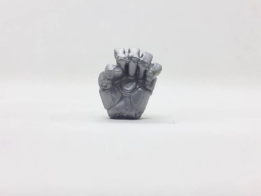 Beyaz izolasyon arka planında bir çift küçük aksiyon figürü vücut parçası