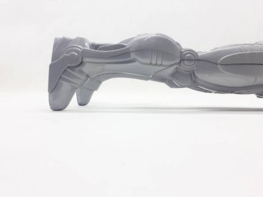 Beyaz izolasyon arka planında bir çift küçük aksiyon figürü vücut parçası